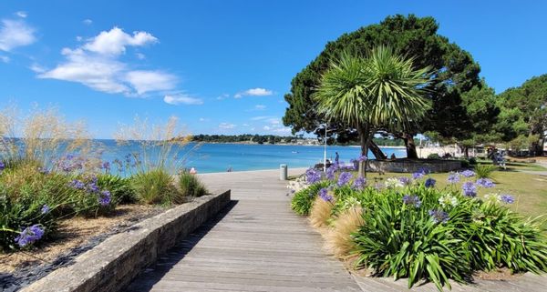 Appartement neuf idéalement situé au calme à 1,3km de l'océan atlantique. 2 parkings et jardinet