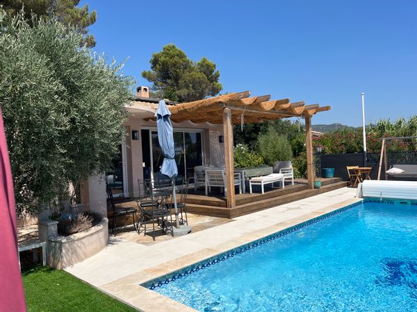 Beach villa cosy entre mer et colline, piscine privée, clim, 4 chambres, calme