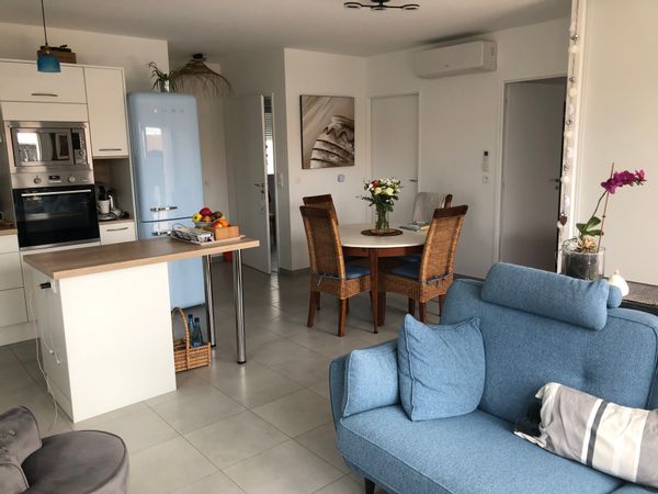 C'est une maison bleue dans un quartier au calme entourée de voisins sympathiques!