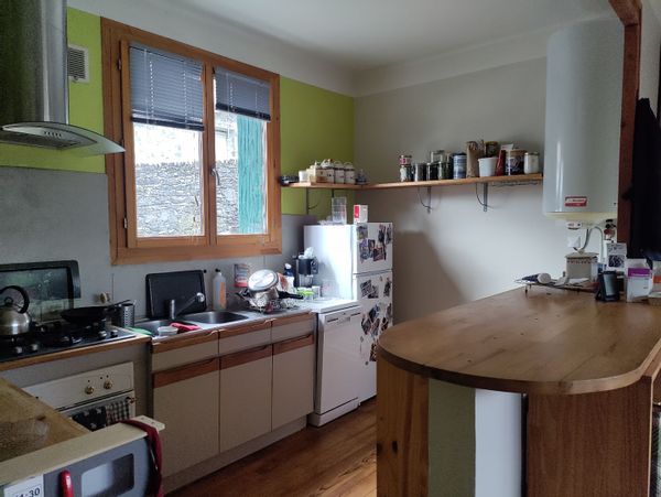 Appartement 2 chambres avec jardin, au pied des montagnes, non loin d'une rivière.