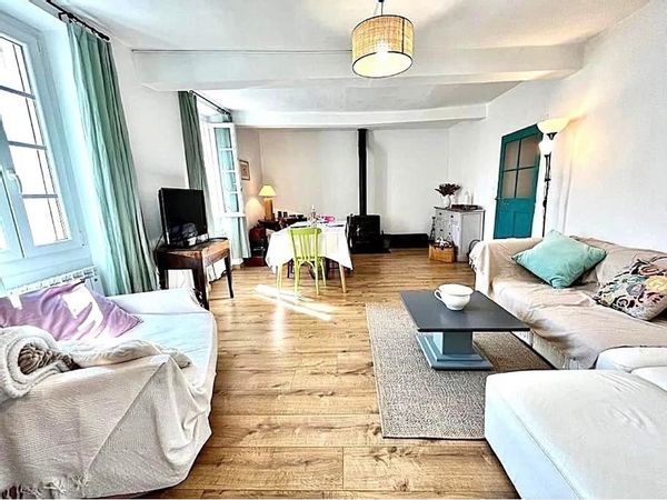 La maison de Stéphanie avec 4 chambres, un patio et une terrasse en bord de rivière