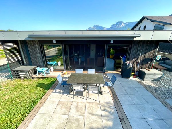 Maison familiale et moderne entre lac et montagnes