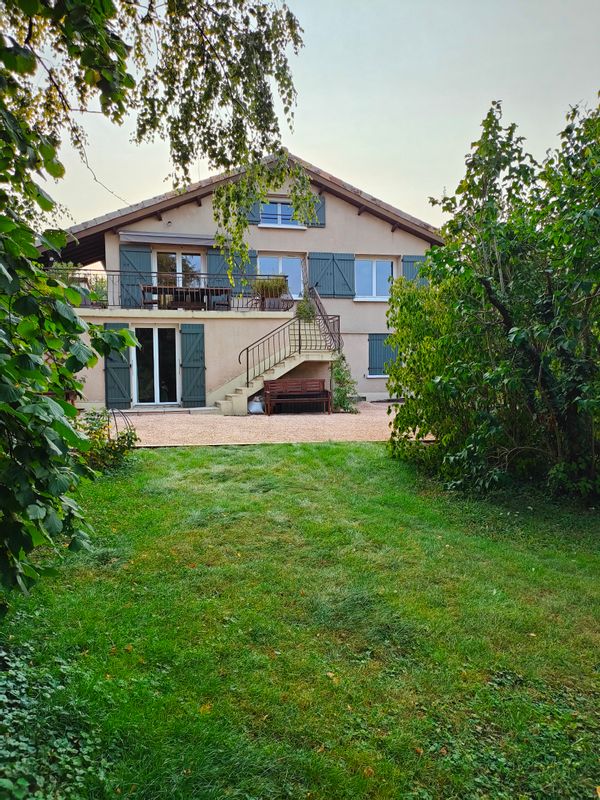 Maison avec jardin, 4 pers. , au centre du Beaujolais.