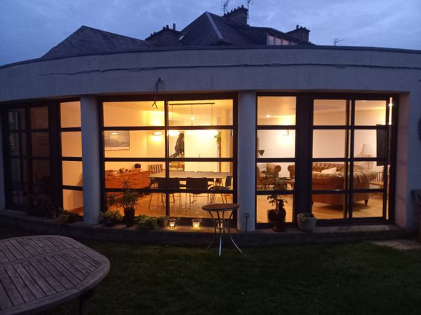 Maison contemporaine avec jardin proche du centre-ville pour 2 à 4 personnes