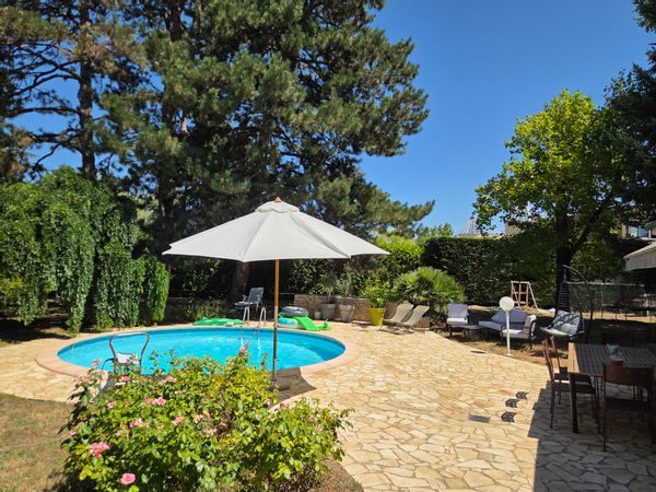 La chambre privée de Anaïs et le beau jardin et piscine