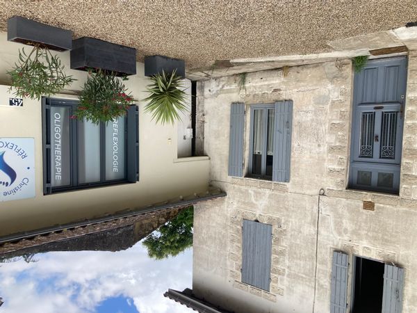 Ma maison  est dans un petit écrin, tout proche du centre-ville et de villages remarquables.