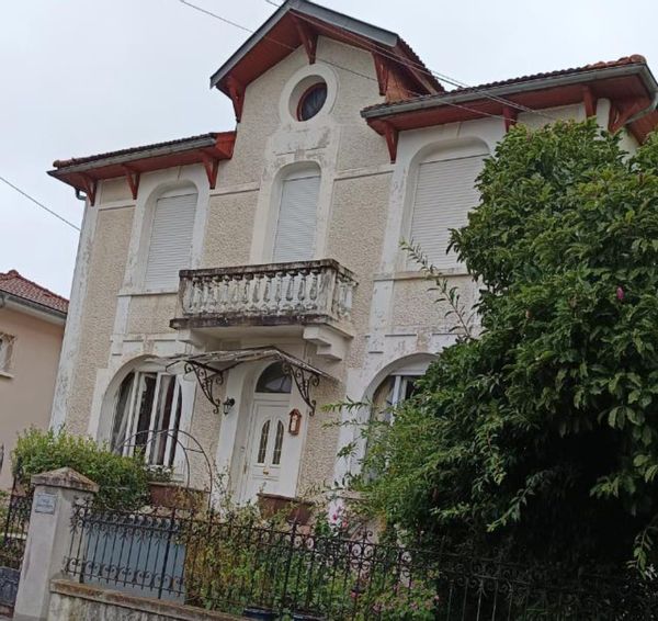 La maison de Marie et Nicolas est une jolie maison à 15mn à pied du Sanctuaire Notre-Dame de Lourdes