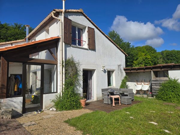 Chambre privée au sein de notre maison occupée par notre famille, calme, belle vue