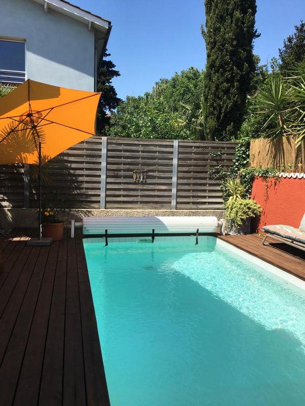 Maison familiale avec piscine et jardin à proximité de Bordeaux