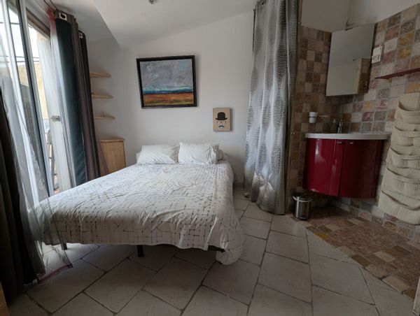 Studio, cuisine d'été au bord de la piscine climatisé. A 5 km d'Aix en Provence