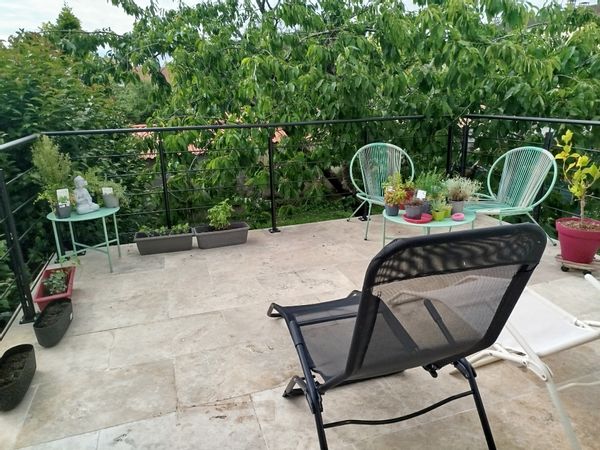 Maison 2 chambres avec jardin et terrasse.