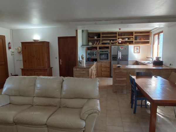 Maison tranquille sous les pins trois chambres piscine  jardin