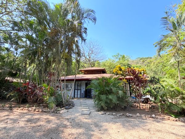 Water of Life home! bright 2BR jungle home, pool, large garden, terrace, parking, safe & quiet