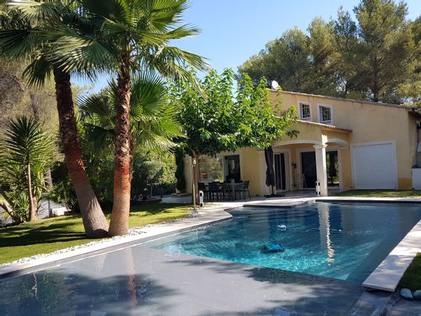 villa contemporaine avec piscine à débordement