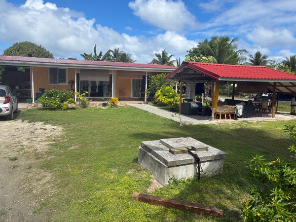 Rangiroa,côté lagon, située à 1 km de l'aéroport. Grand jardin parfait pour les aventures des petits