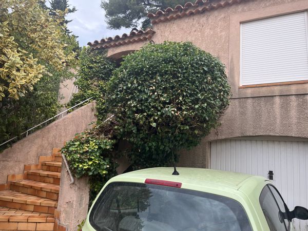 Petite maison agréable avec 2 terrasses aménagées et places de parking