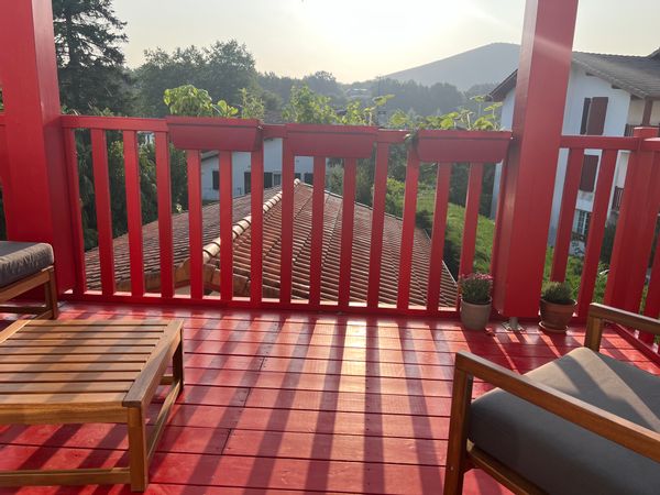 Vaste duplex, cœur de village, vue montagne, mer à 15 min.