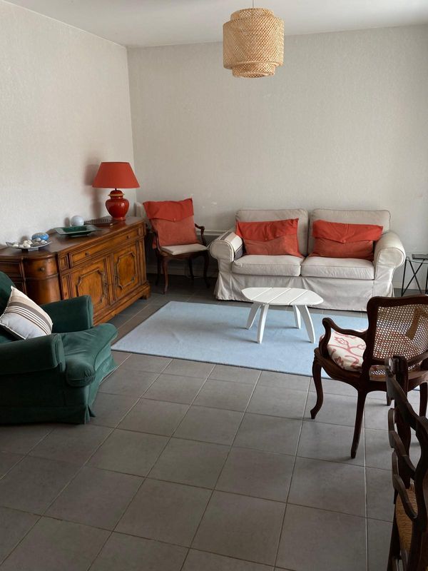 L'appartement est situé extrêmement calme et adapté pour un cours séjour sur la cote basque .