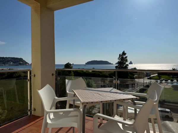 Apartment with 2 bedrooms, terrace and beach access, facing the Medes Islands reserve.