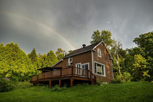 Chalet au bord du lac Maskinongé près de Tremblant avec spa
