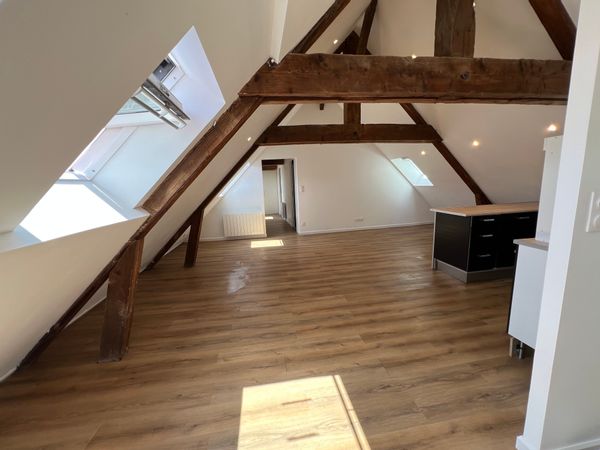 Appartement situé dans les combles d’une ancienne chapelle avec le charme des charpentes conservées