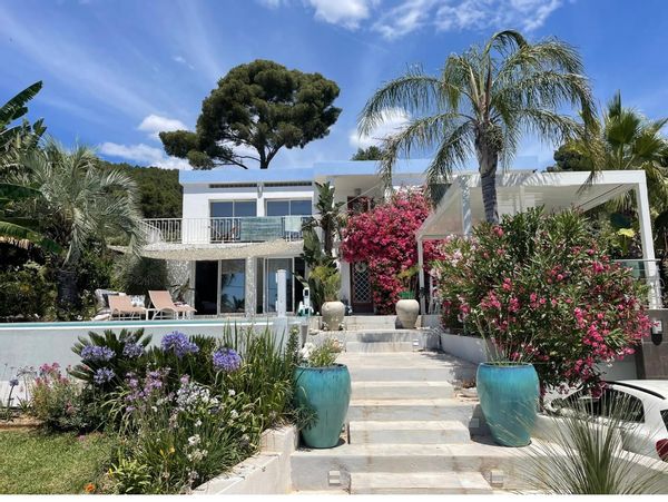 Rez de chaussée d’une maison au sein d’un domaine arboré à proximité de la mer et d’une forêt. 90 m2