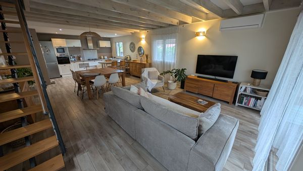La maison avec 2 chambres Séjour cuisine de 50 M2 donnant sur une véranda de 20 M2.