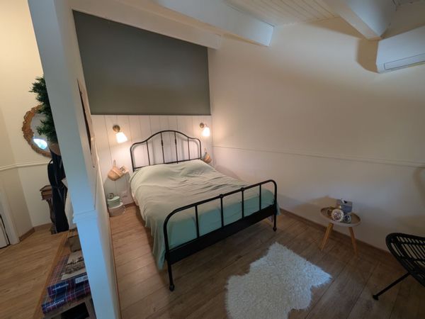 Bienvenue dans cette chambre avec espace de travail !