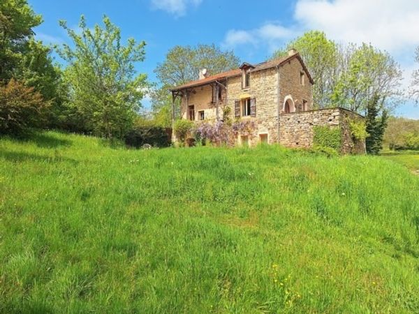 Maison de caractère avec piscine, entre nature et Cluny.