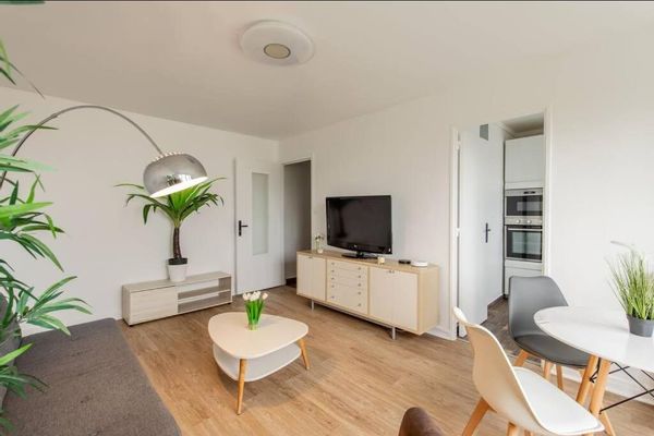 Appartement lumineux avec une très belle vue sur espace vert, situé a 5 mn à pied du métro, au Sud