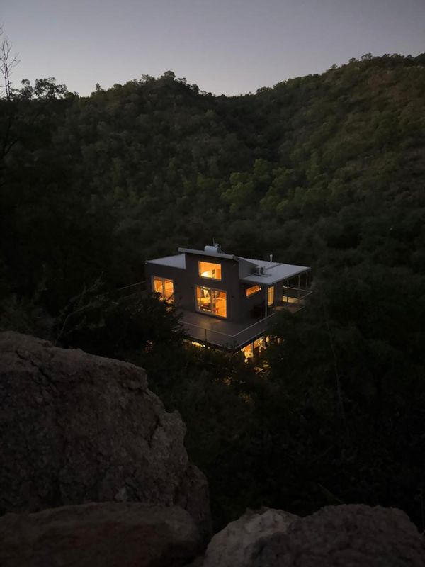 Casa "Kufer" aislada en su entorno natural montañoso, a 4km de un pueblo exótico.