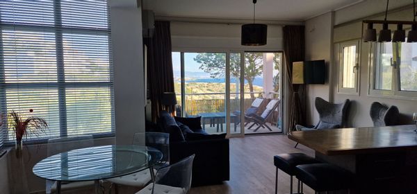 Rafina Blue Cave, appartement 55m2 refait à neuf, tout équipé au bord de l’eau, avec vue magnifique.