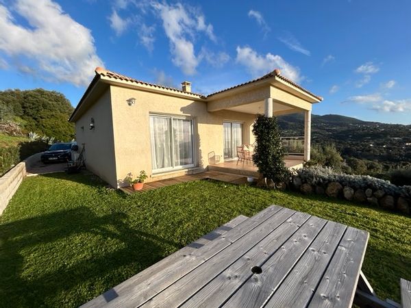 La charmante maison de Carine avec une vue imprenable sur la vallée