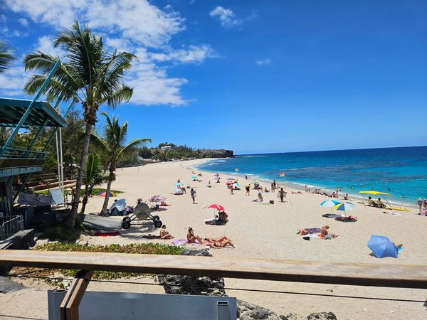 Ile de la Réunion, villa de 2023 sur 2 niveaux avec 3 chambres spacieuses, vue mer et montagne.