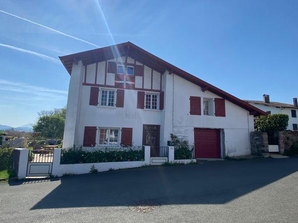 Au cœur du pays basque, profitez du calme de cet appartement pour 6pers au pied des montagnes.