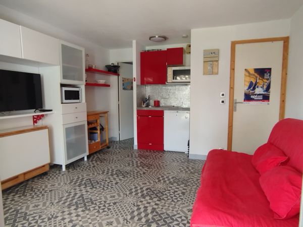 L'appart de Guirec Studio en rez de jardin avec une grande terrasse abritée et un espace vert