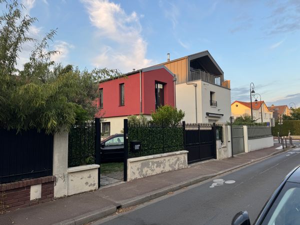 La maison de Claire et Pierre est idéalement située sur Antony possède un jardin et une terrasse.