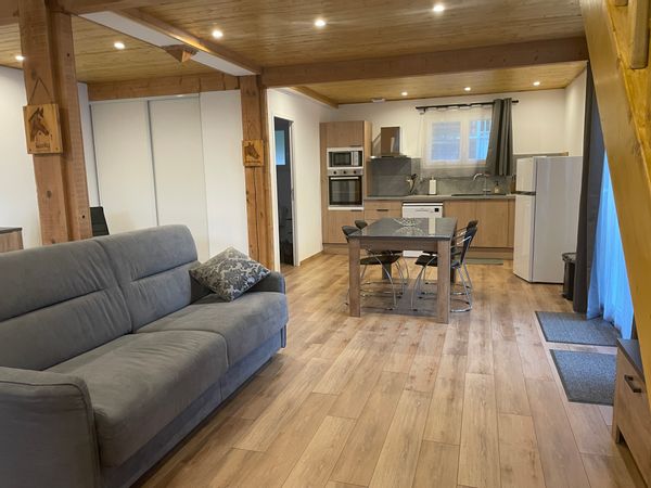 La maison de Edouard est un gîte neuf et complètement équipé au calme a 500 m des pistes de skis