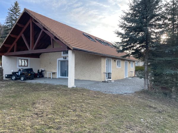 La maison de Edouard est un gîte neuf et complètement équipé au calme a 500 m des pistes de skis