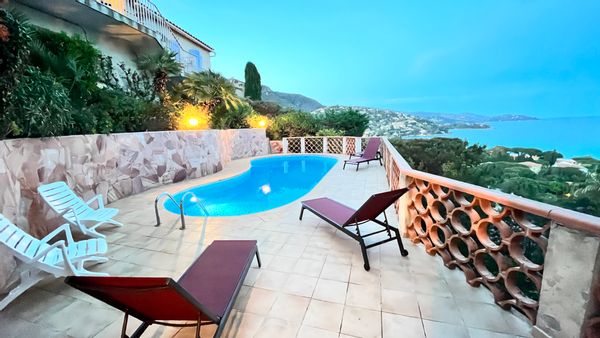 Maison vue extraordinaire sur la mer, à 600 mètres de la plage , magnifique piscine privée