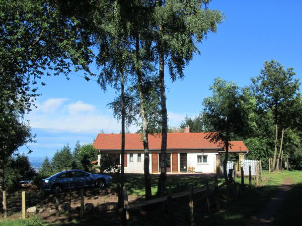 Gîte de moyenne montagne À 1h30 de Lyon À 1h30 de Clermont  À 3/4 d’h de Vichy Vue sur la plaine