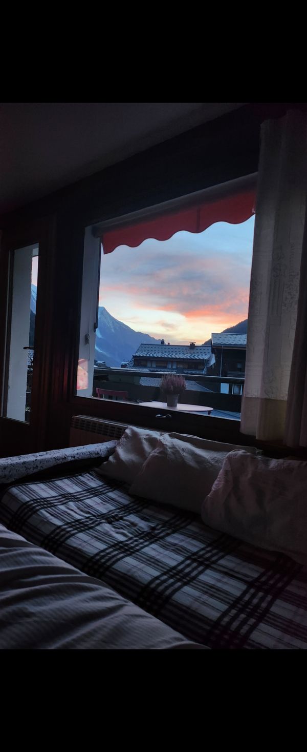 Studio très lumineux, balcon avec belle vue sur le glacier et entouré de montagnes, calme et cosy