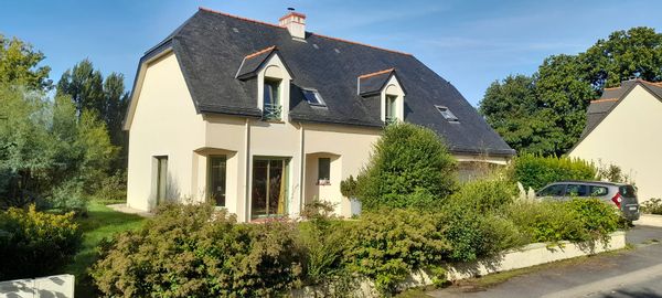 grande maison à mi-chemin entre Rennes et la Côte d'Emeraude.