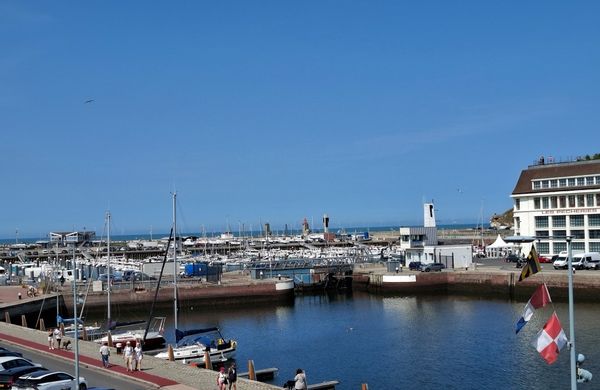 Appartement avec Vue sur port et mer. Proche d'Etretat. Merci de lire l'annonce en totalité.