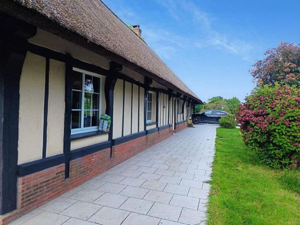 Maison normande et sa cabane en bois proche Honfleur et Etretat
