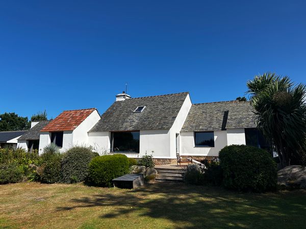 Maison d'architecte au milieu d'un grand jardin, à proximité de la mer  et d'un golf