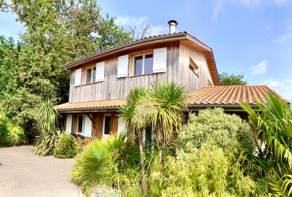 Maison en bois sur le bassin d'Arcachon proche de l'océan.