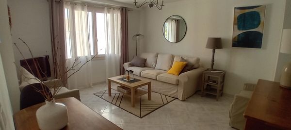 Agréable appartement de deux chambres situé dans l'hyper centre de Sanary sur Mer, au calme.