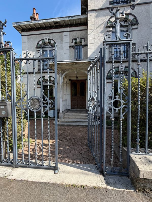 Maison bourgeoise du 19eme siècle avec le charme de l’ancien et un petit jardin plein sud