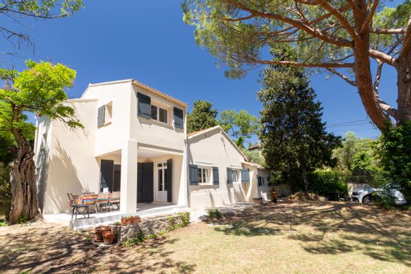 Maison de charme dans un quartier résidentiel à 7 minutes à pied du centre du village